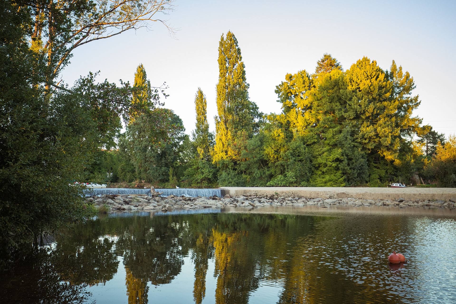 Chaussée à Mareuil-sur-Lay en été