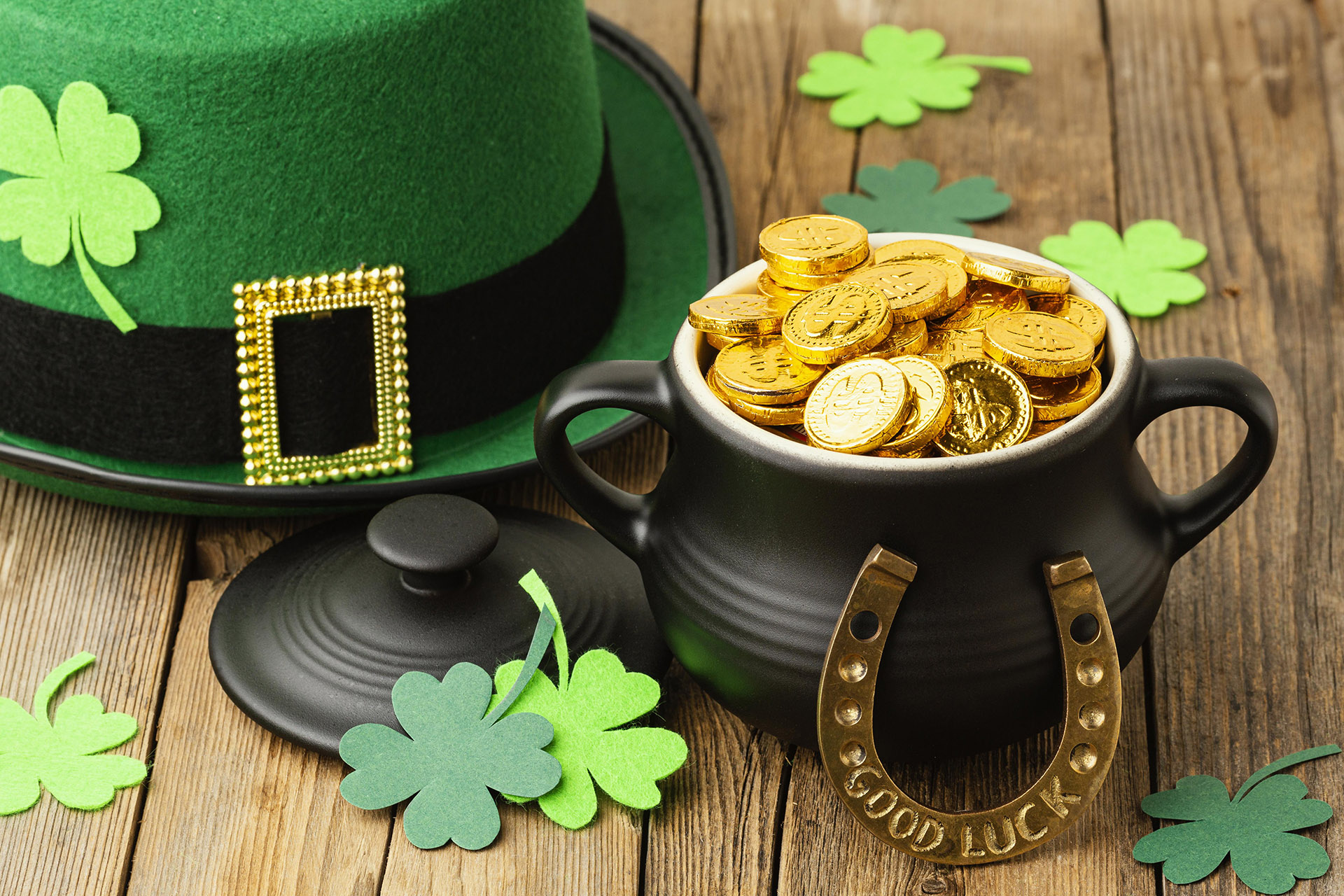 Carte Verte Pour Le Coeur De La Saint Patrick Faite De Feuilles De Trèfle Avec Inscription Happy St Patrick Au Centre 38967397