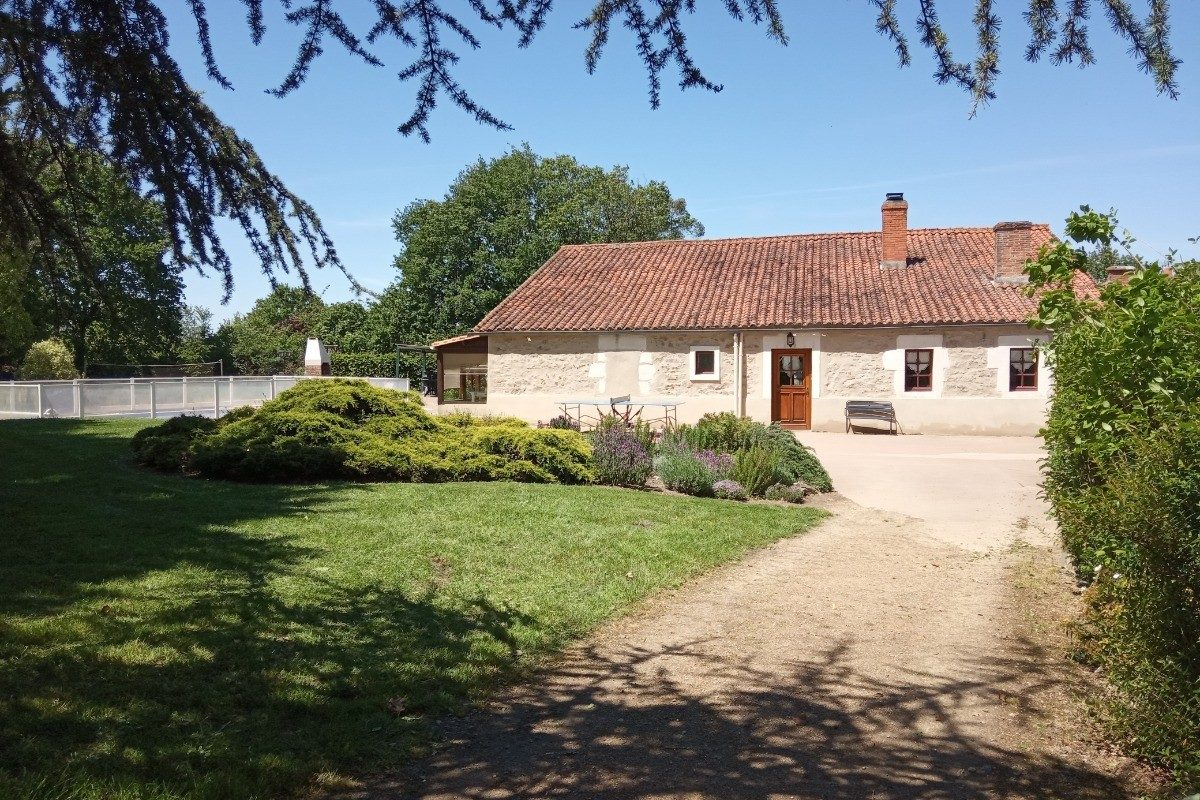 219914 – L’entrée du Gîte Rustique avec sa cour