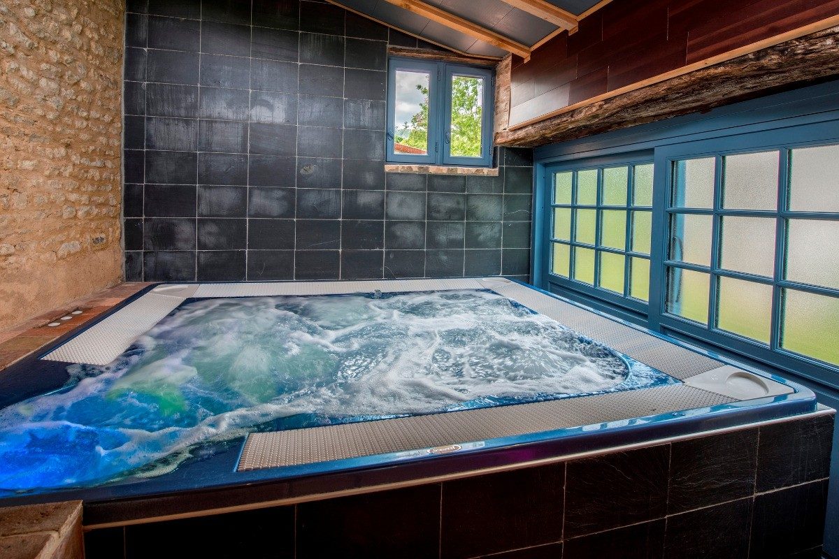 40237 – Spa privatif avec jacuzzi d’exception de marque Jacuzzi