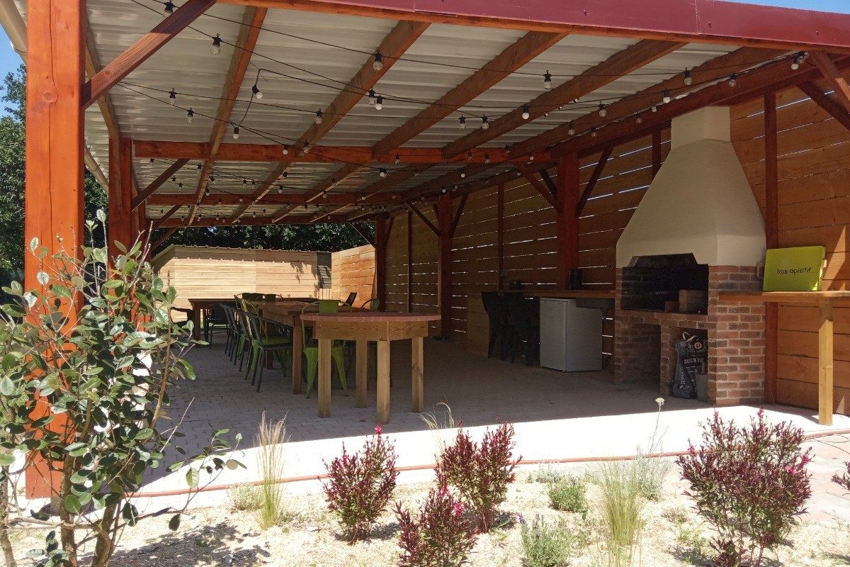 219916 – Grande terrasse abritée pour 30 personnes, avec cuisine d’été