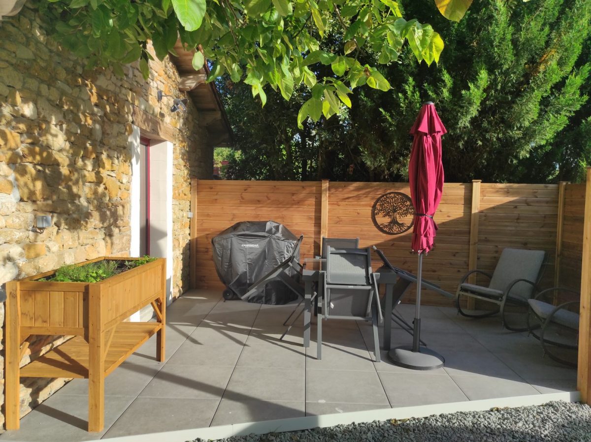 Gîte de l’Orfraie_Saint Juire Champgillon_Terrasse du gîte