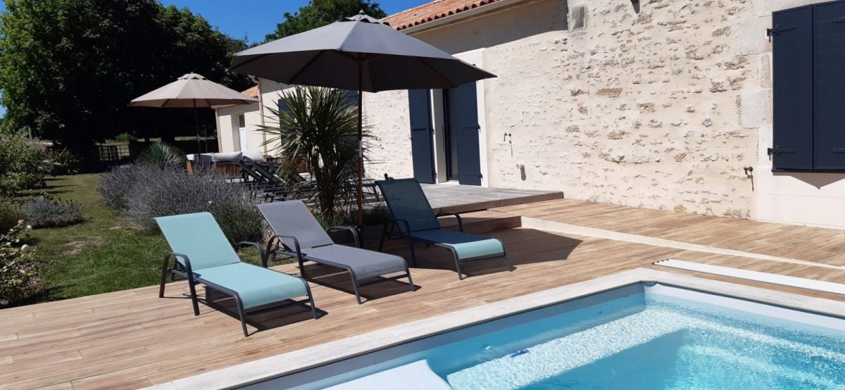 Terrasse arrière côté piscine gîte La Dune – Triaize