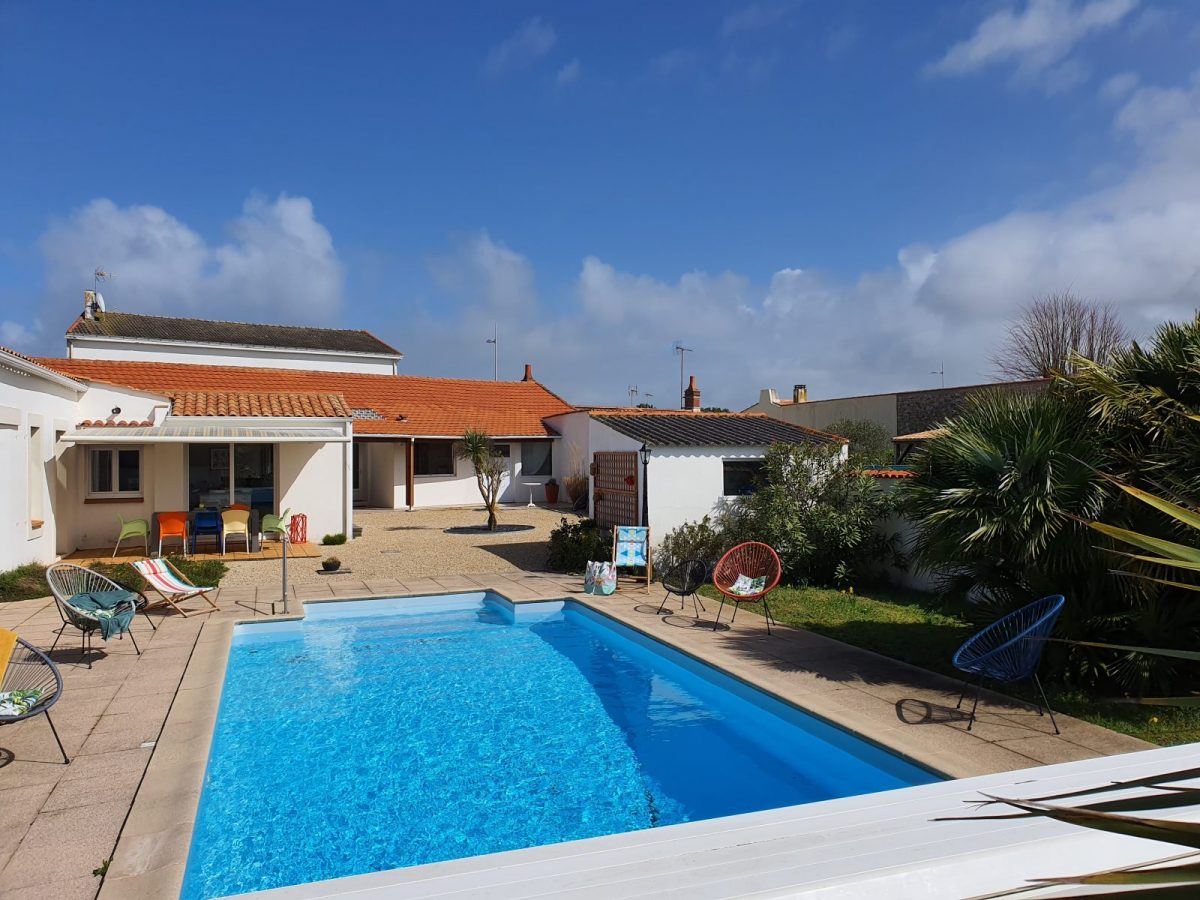 MEUBLÉ AU 26-L’AIGUILLON-LA-PRESQU’ILE-piscine vue d’ensemble