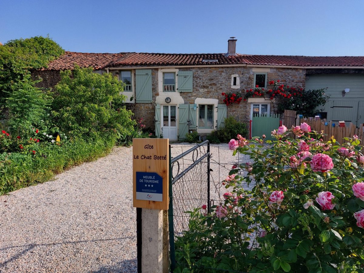 MEUBLÉ LE CHAT BOTTÉ – Entrée du Gîte