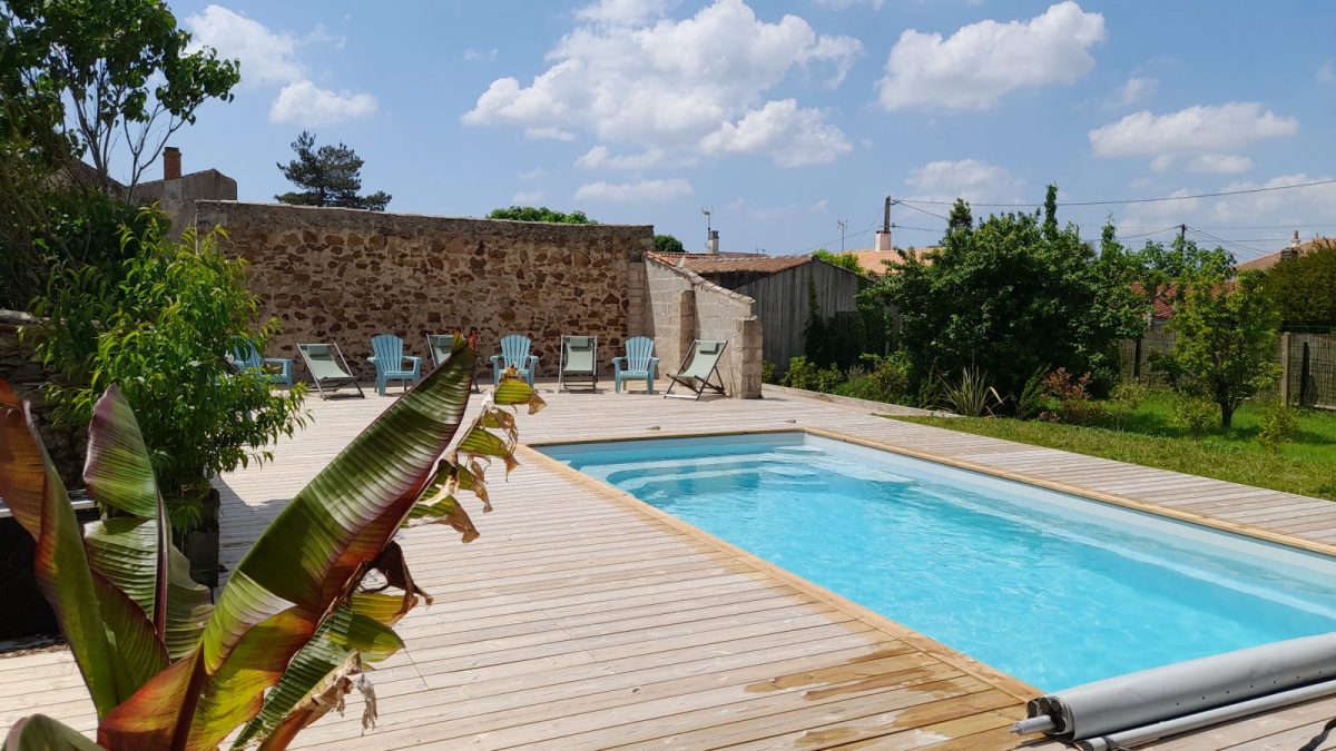PISCINE ET TERRAIN DE PETANQUE