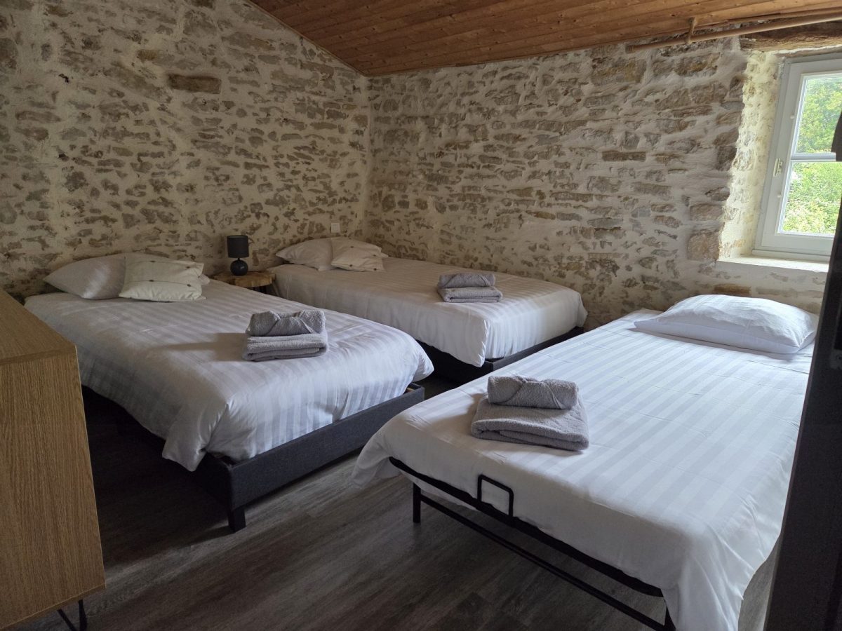 Meublé Les Pierres Dorées_St Juire_Chambre 1_2 lits simples et 1 lit d’appoint