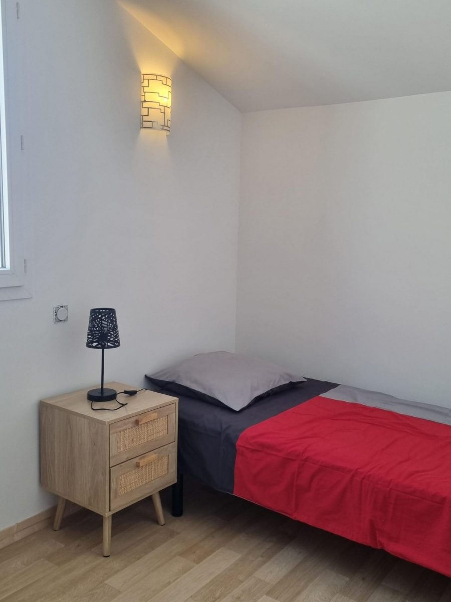 A l&rsquo;étage, chambre 2, un lit de 90×190