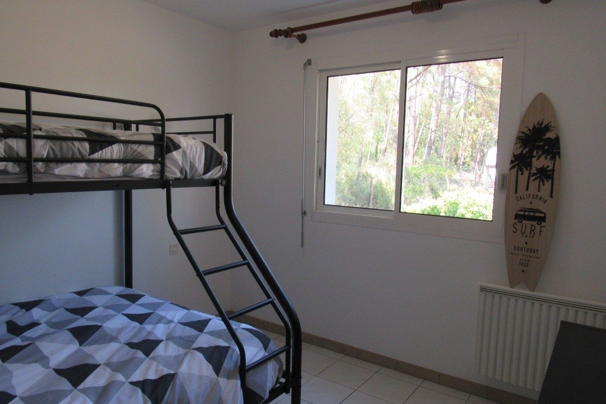 319116 – Chambre 3 avec un lit en 140 et un lit en 90