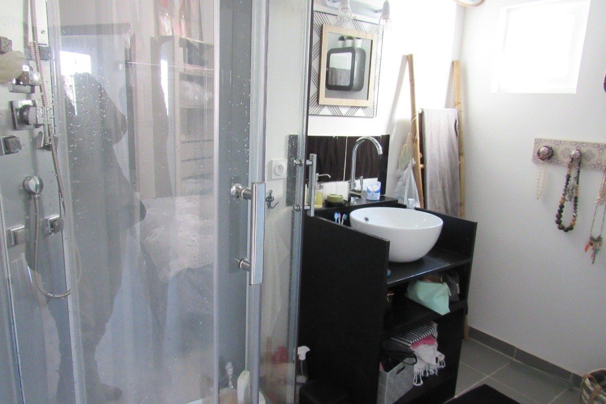 290515 – Salle d’eau avec douche