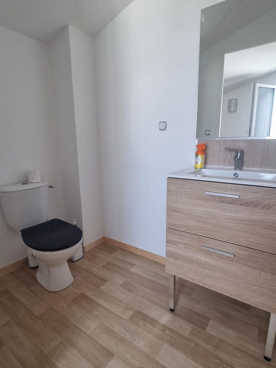 A l&rsquo;étage, cabinet de toilette, lavabo et 2ème WC