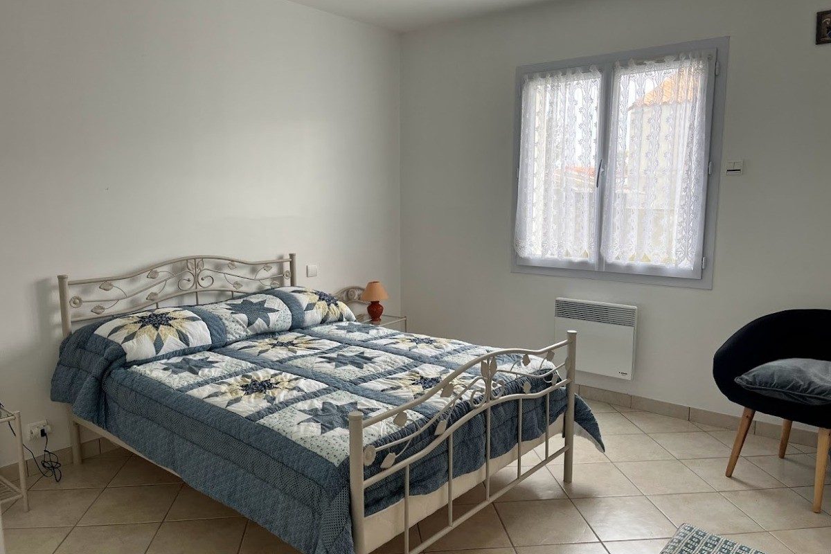 319576 – Chambre 1 avec un lit en 140