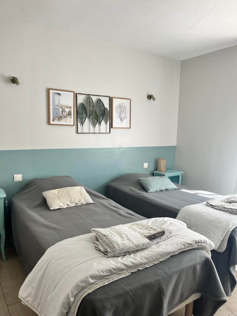 390686 – chambre vue jardin avec armoire et porte bagage
