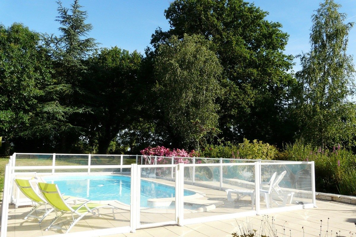 219929 – piscine et le parc arboré et fleuri