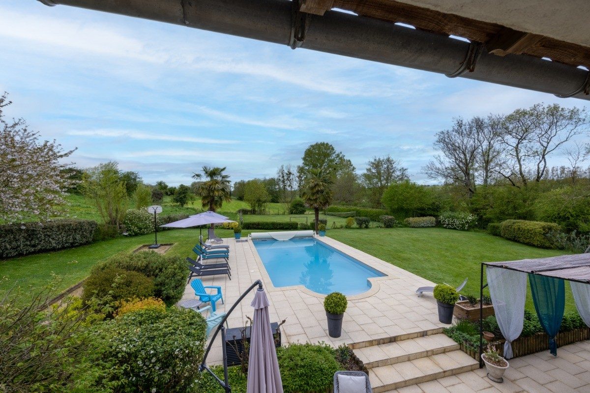 53618 – Piscine et Terrains de jeux