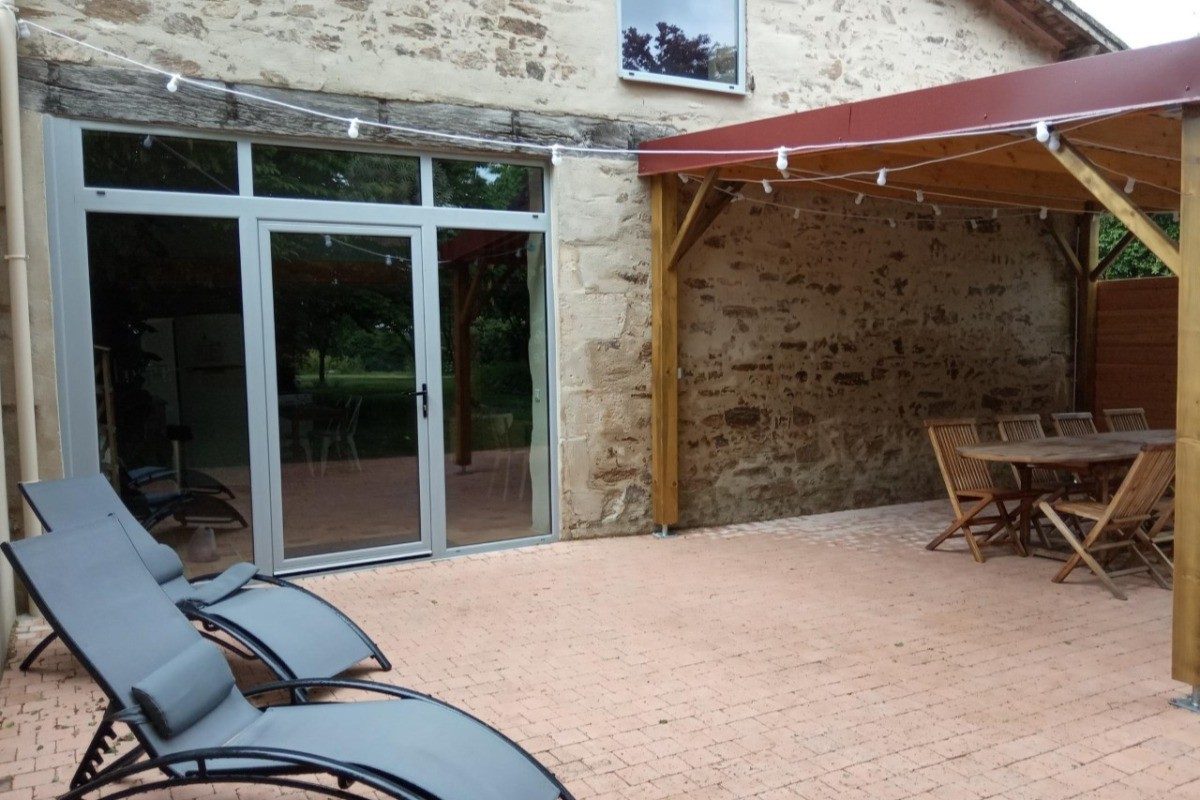 219895 – Terrasse pavée avec pergola illuminée le soir