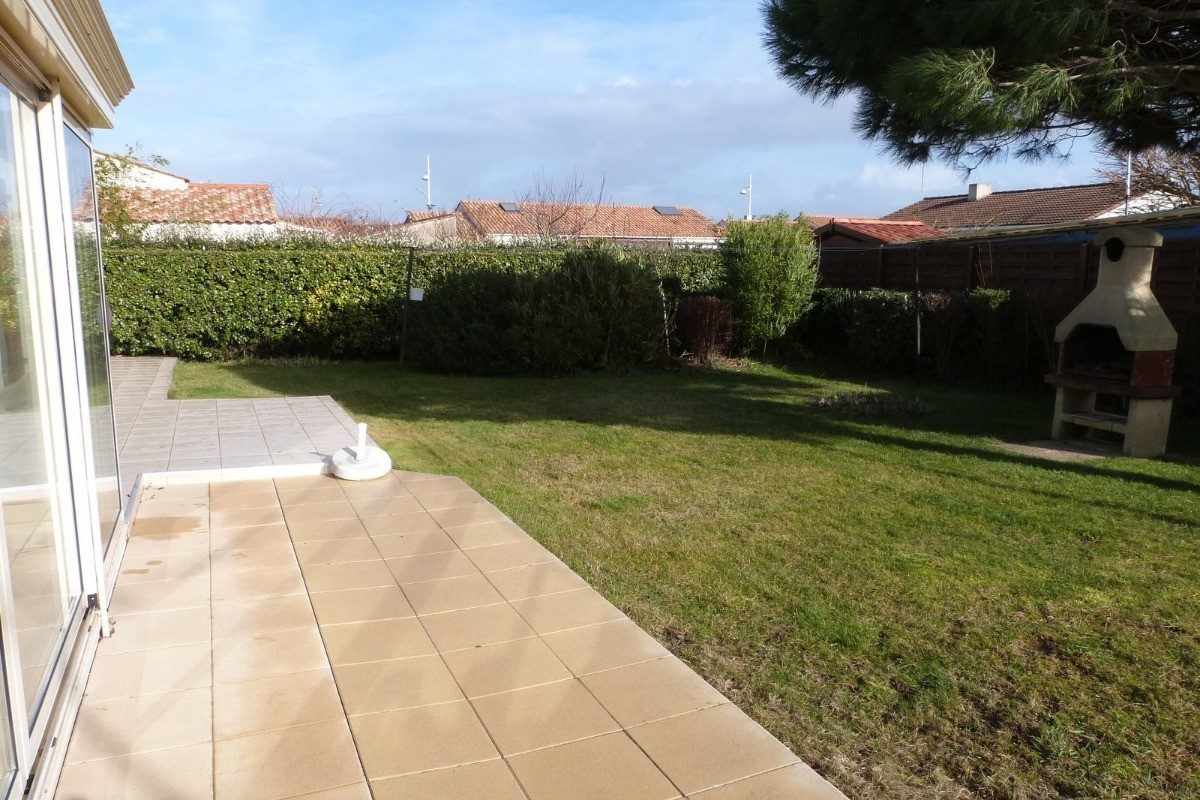 252087 – Jardin avec barbecue