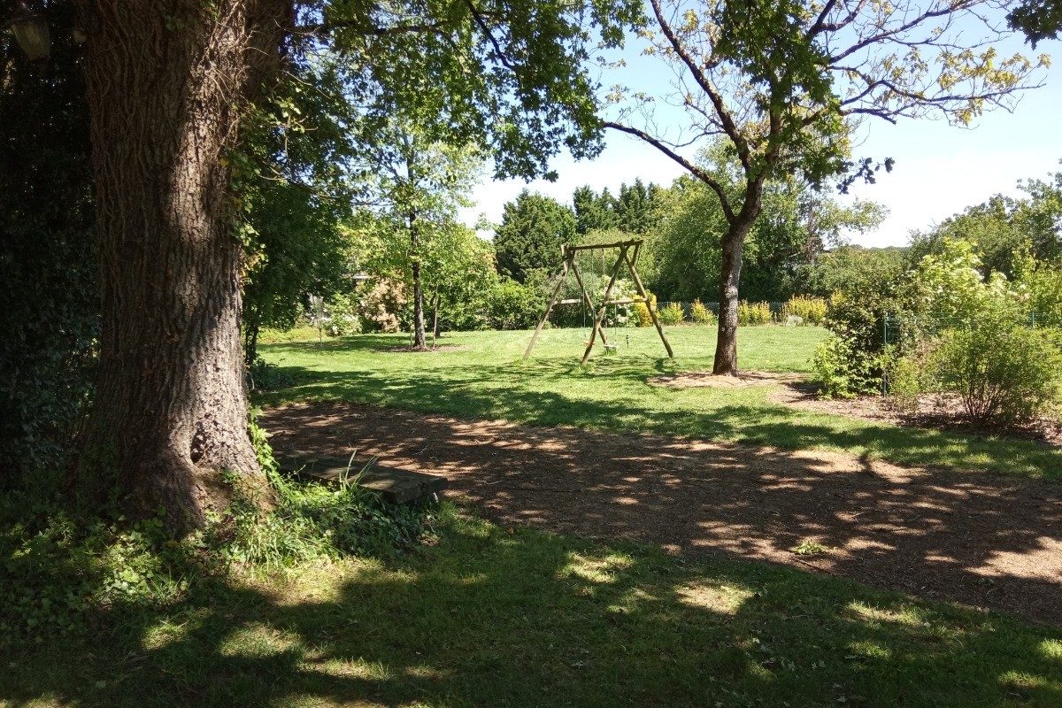 219912 – terrain privé et clos, avec balançoire et terrain de pétanque