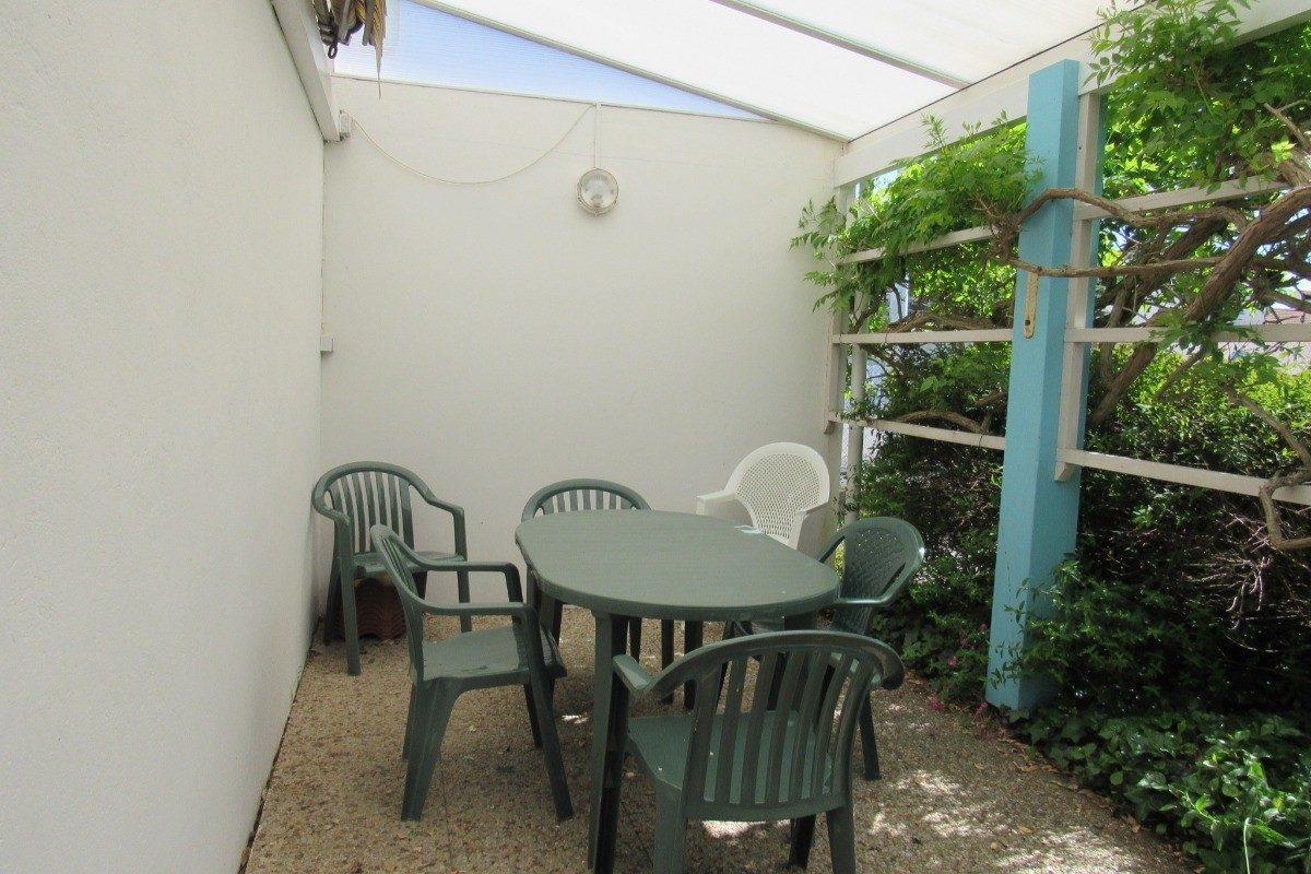 343164 – Terrasse abritée avec salon de jardin