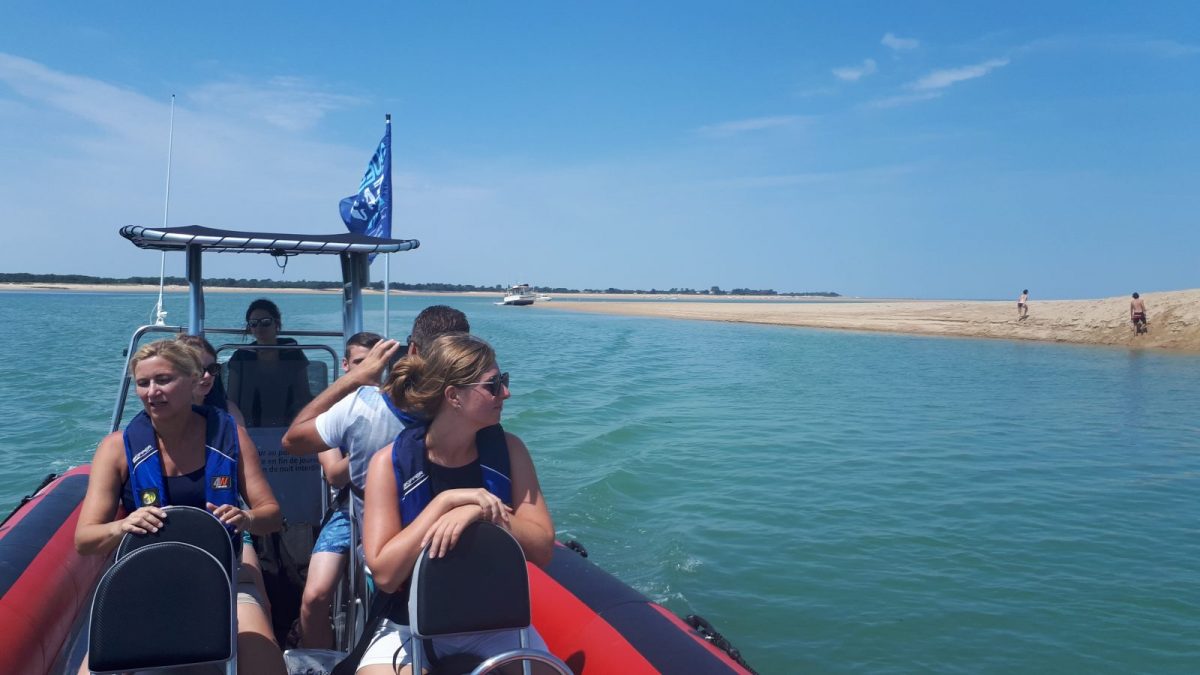 Escale en mer sur le BANC DU BUCHERON. (Banc de sable avec vue sur l’île de Ré)