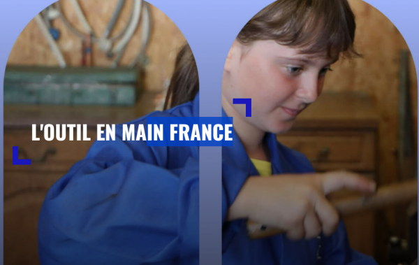 Porte ouverte de l&rsquo;outil en main