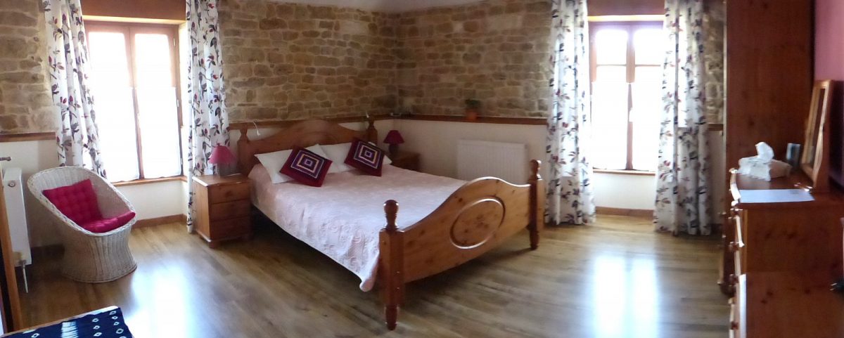 CHAMBRES D’HÔTES AU CLAIR DU SOLEIL – SAINT-JUIRE-CHAMPGILLON Chambre rouge
