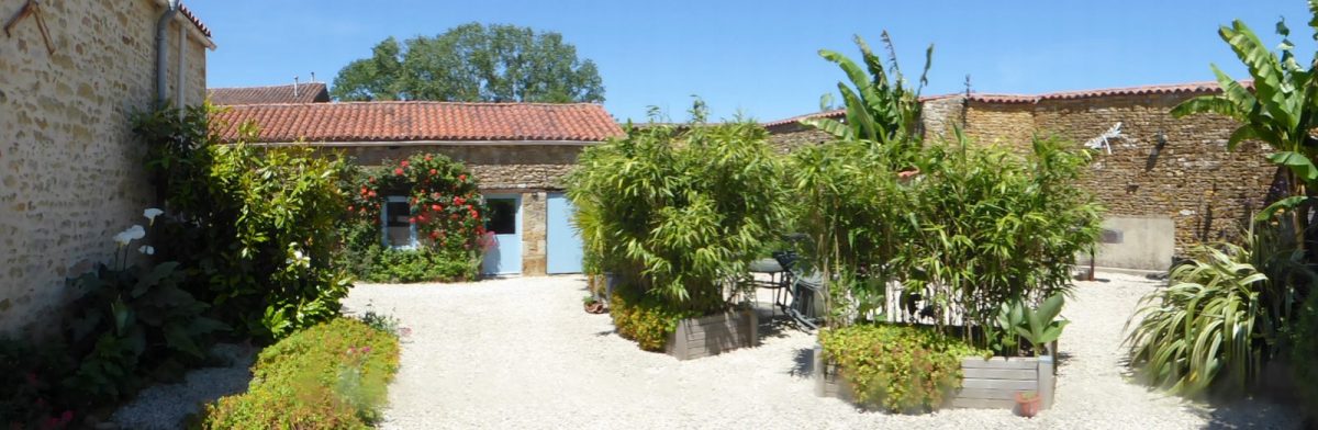 CHAMBRES D’HÔTES AU CLAIR DU SOLEIL – SAINT-JUIRE-CHAMPGILLON La cour