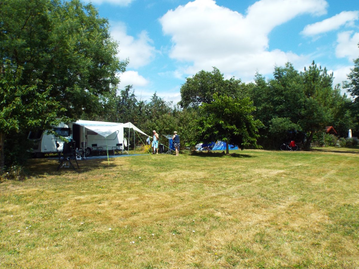 CAMPING ETOURNERIE _CHATEAU-GUIBERT-Vue emplacement1