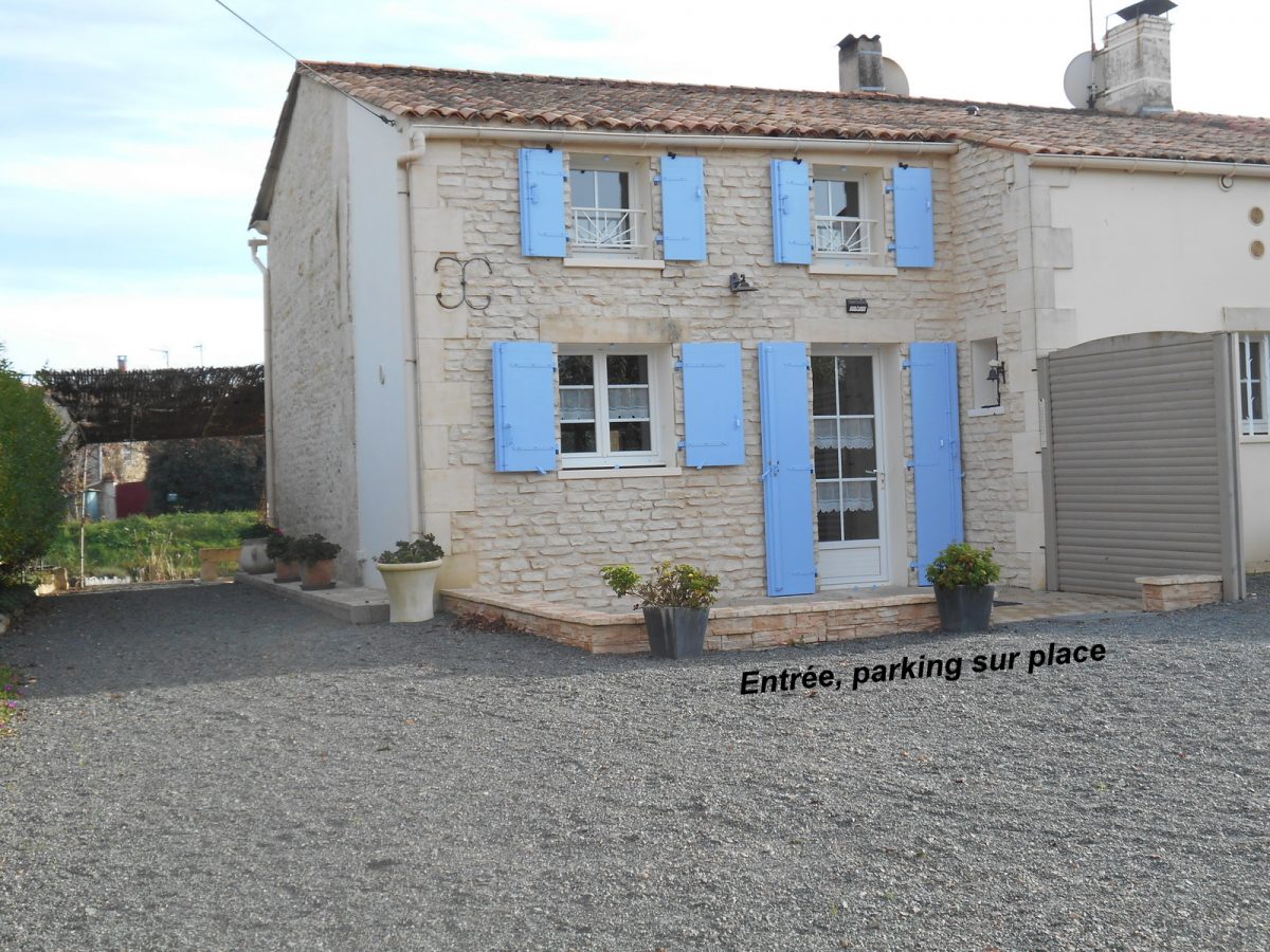 Gîte Les Volets Bleus_La Taillée_Entrée parking