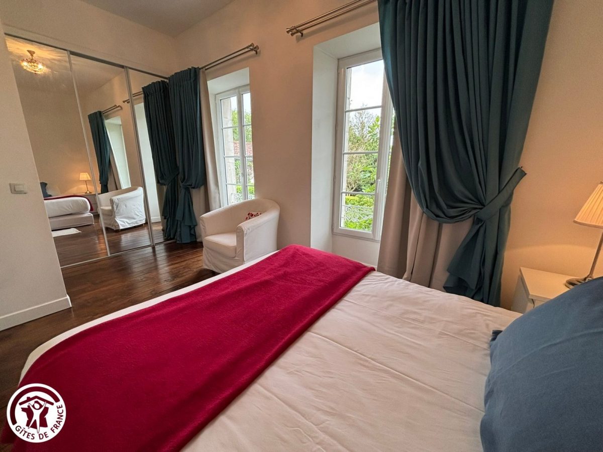Gîte agréé Gîtes de France dans le PNR Marais Poitevin : Chambre 1 (1 lit 140)_11