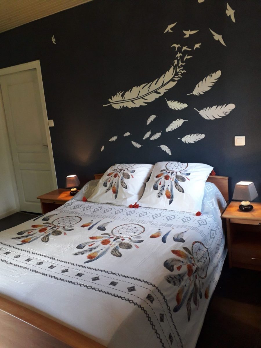 une chambre avec un lit de 140_7