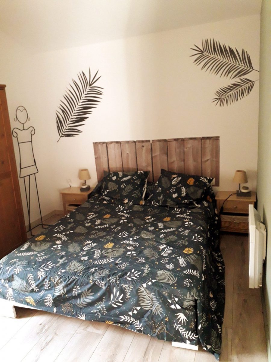 Une chambre avec un lit de 140 et et 2 lits superposés de 90._6