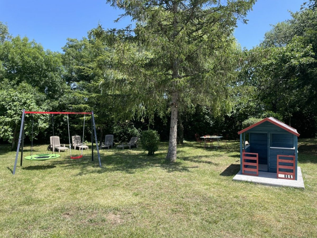 Espace enfant composé d’une cabane avec jeux extérieurs, table et chaises d’enfant_23