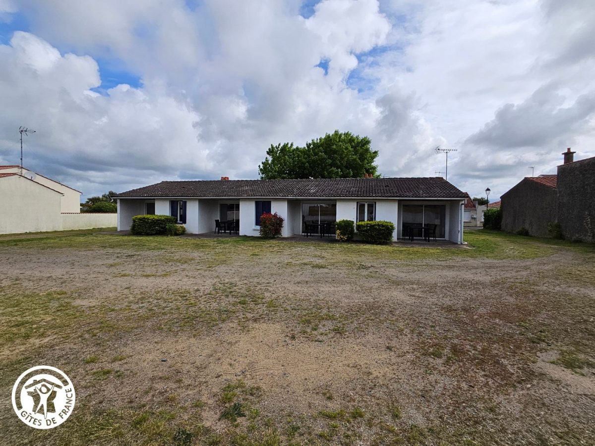 Gîte agréé Gîtes de France dans le PNR Marais Poitevin : Arrière du bâtiment et stationnement_11