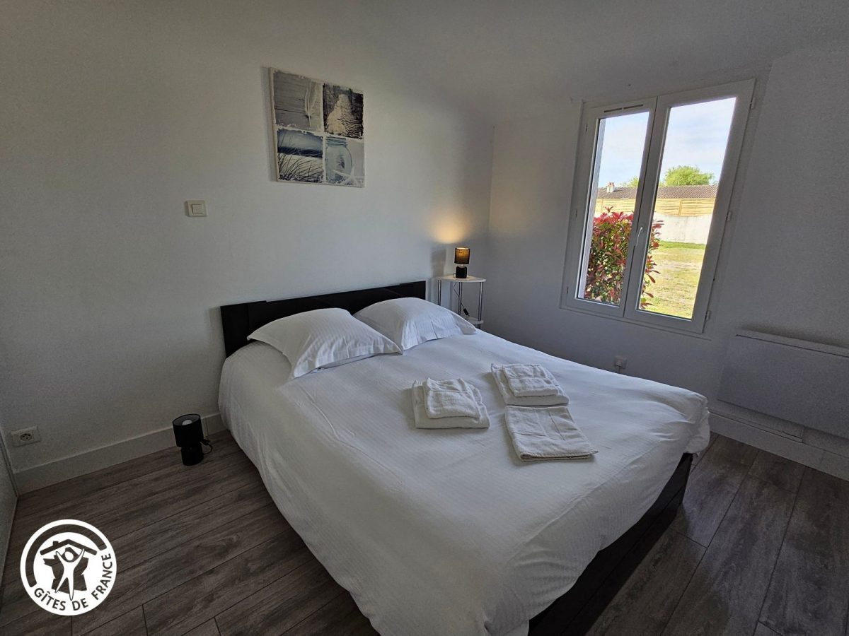 Ensemble de gîtes agréés Gîtes de France dans le PNR Marais Poitevin : Chambre (1 lit 140) – Gîte du corail_16