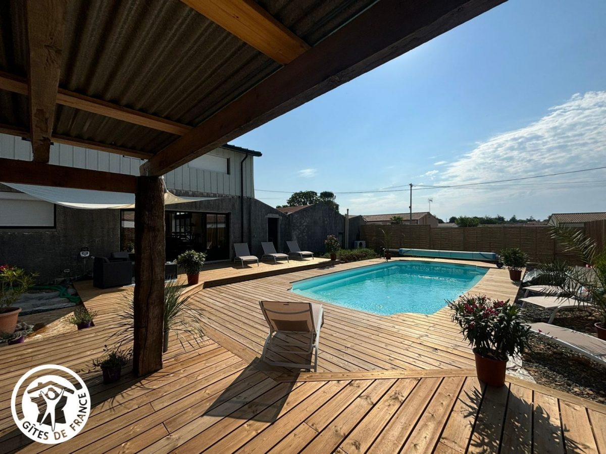 Terrasse couverte avec mobilier de jardin et vue sur la piscine_30