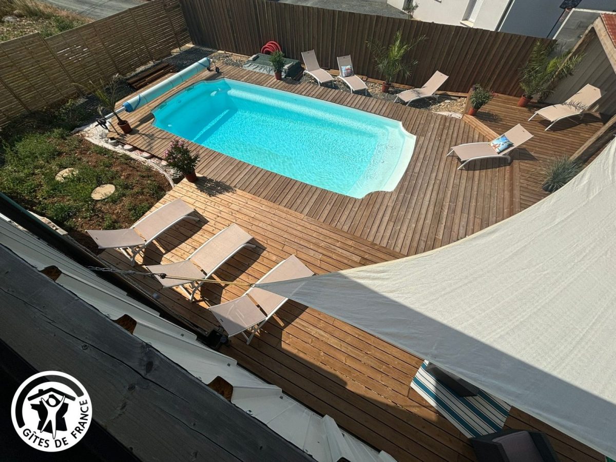 Vue sur la piscine depuis l’étage_33
