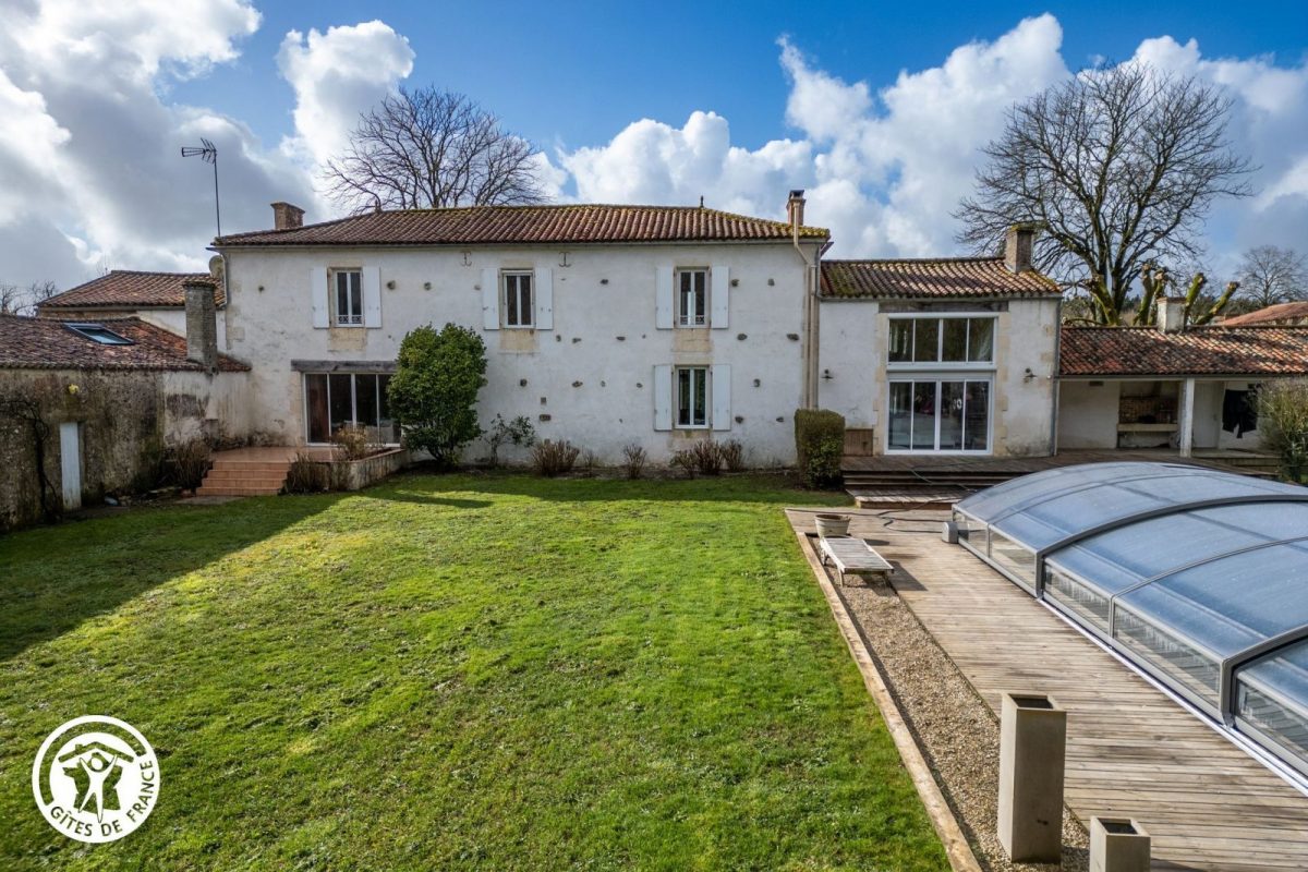 Gîte agréé Gîtes de France en Vendée : Terrain et piscine_1