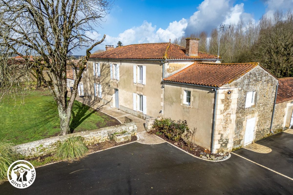 Gîte agréé Gîtes de France en Vendée : Façade et terrain à l’avant_38