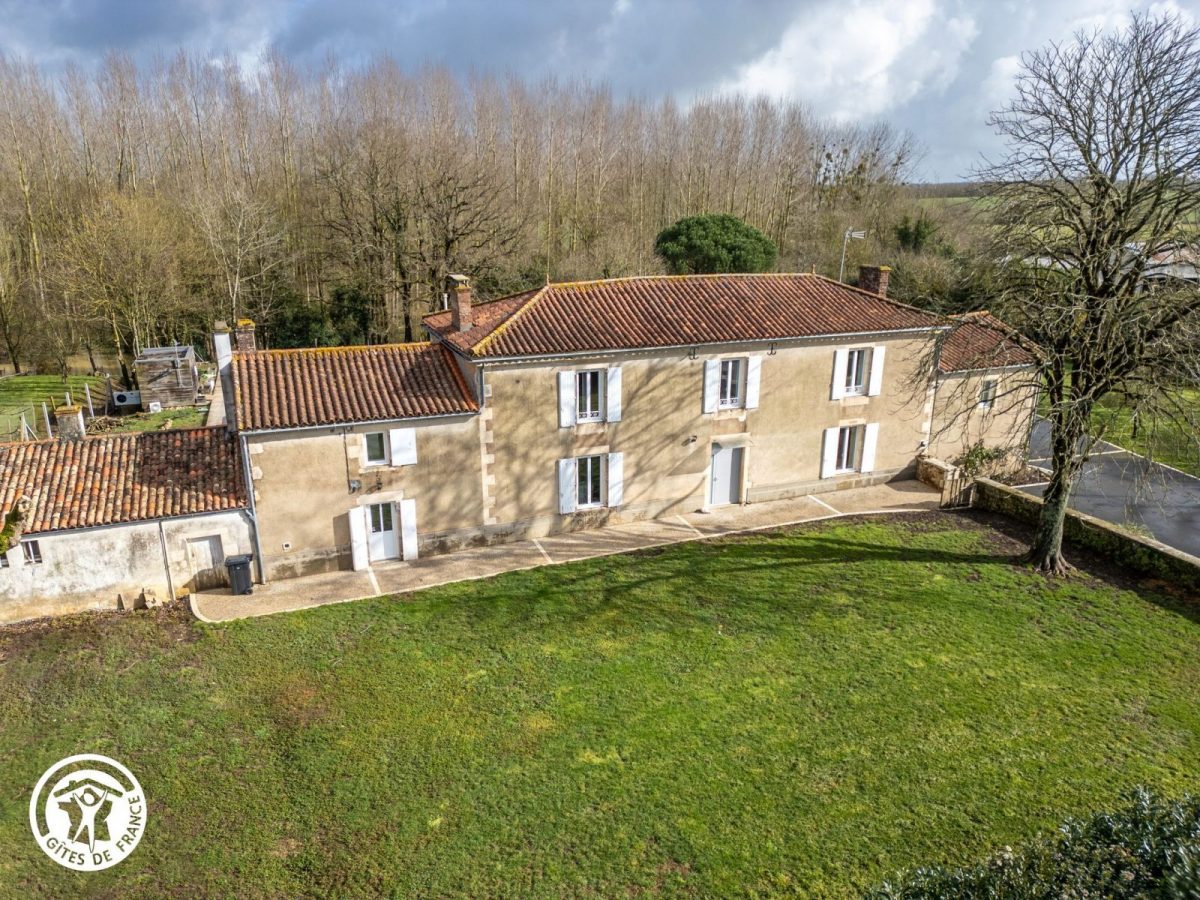 Gîte agréé Gîtes de France en Vendée : Façade et terrain à l’avant_5
