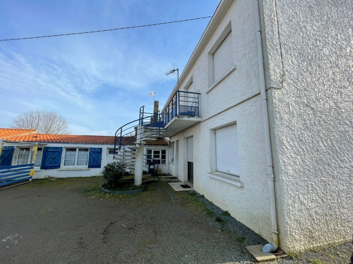 Appartement agréé Gîtes de France en Vendée : Cour commune, accès par escalier en colimaçon_14