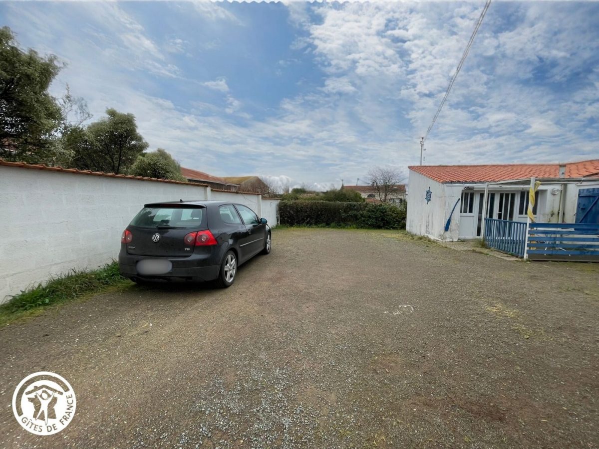 Appartement agréé Gîtes de France en Vendée : Cour commune avec stationnement privatif_13