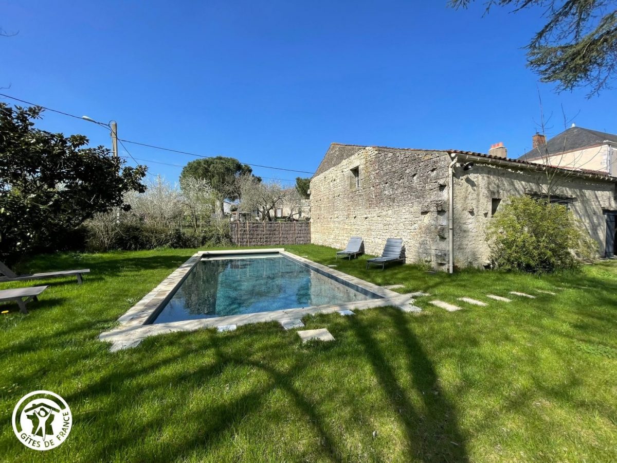 Gîte agréé Gîtes de France en Vendée : Jardin et piscine chauffée_1