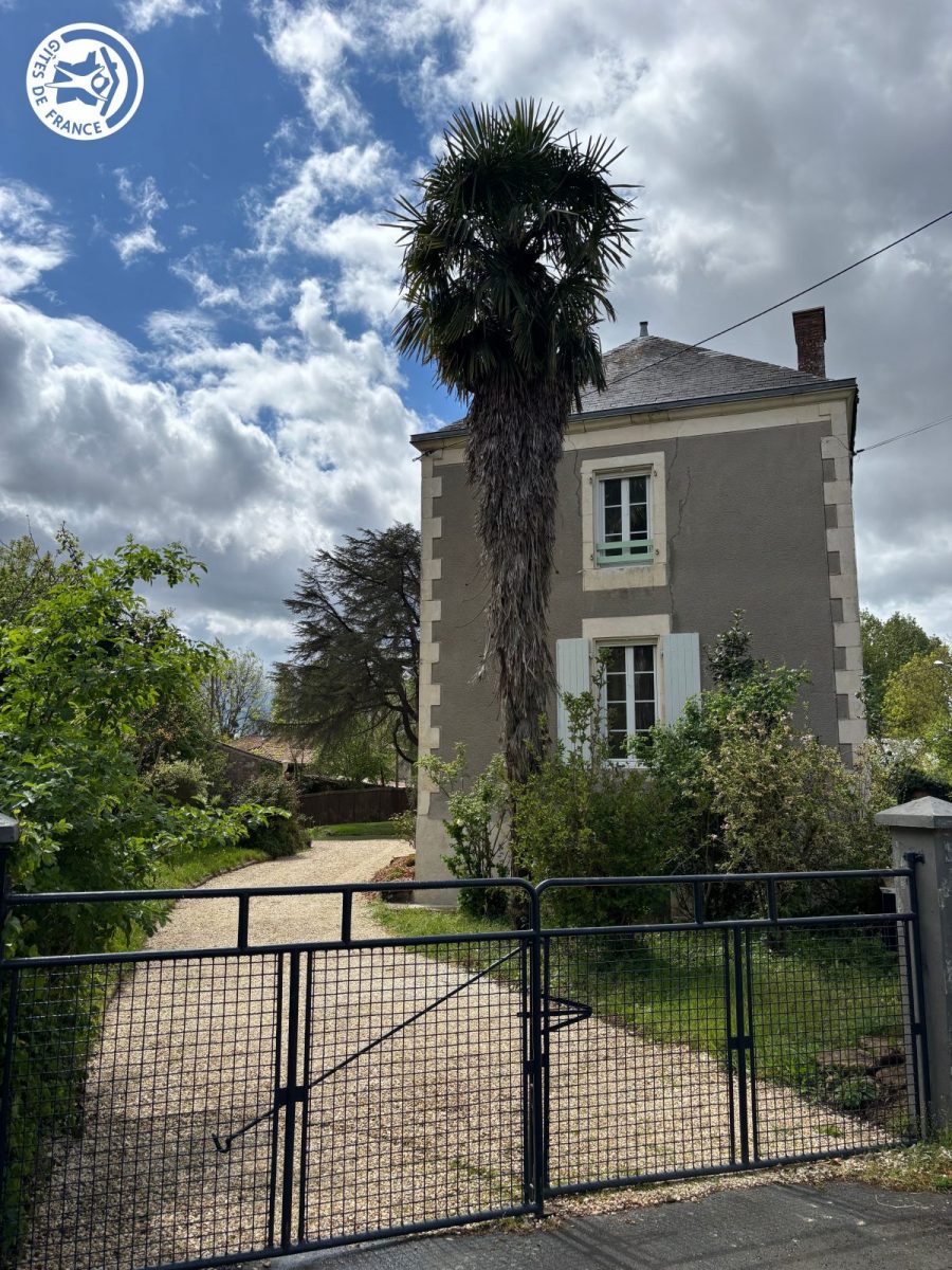 Gîte agréé Gîtes de France en Vendée : Entrée du terrain et façade_36