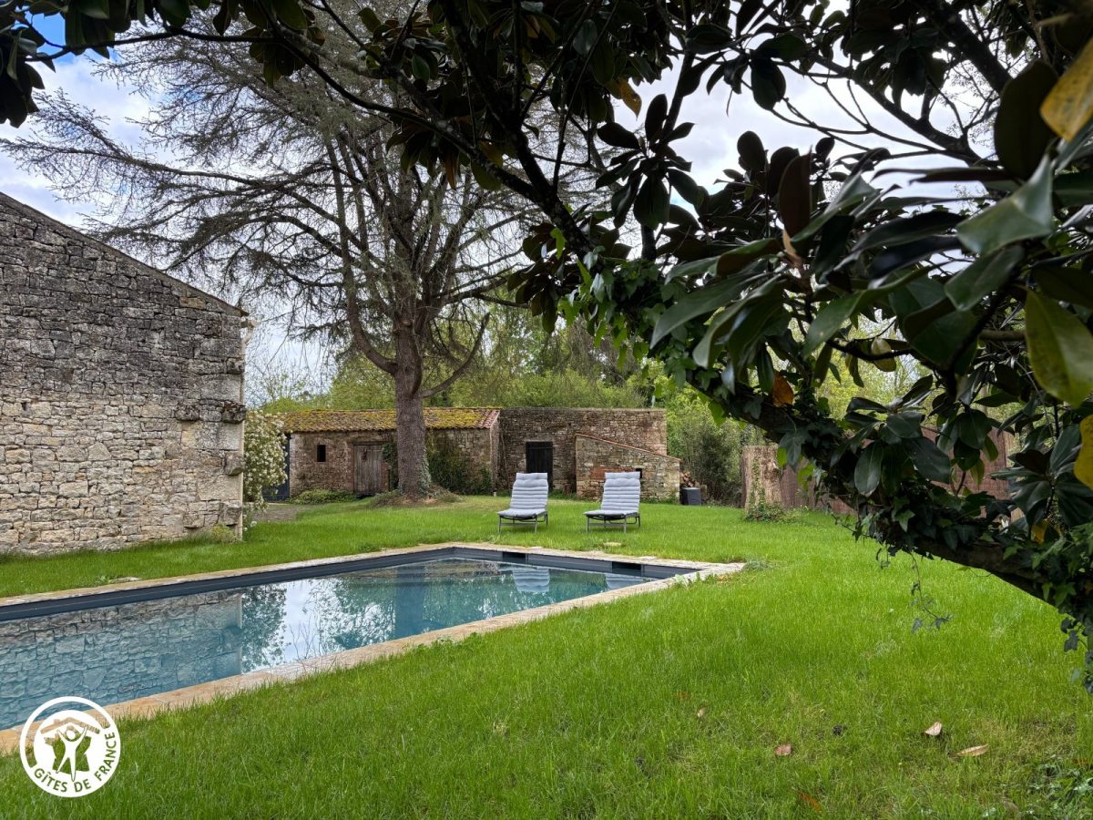 Gîte agréé Gîtes de France en Vendée : Jardin et piscine chauffée_29