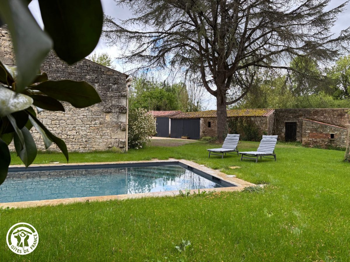 Gîte agréé Gîtes de France en Vendée : Jardin et piscine chauffée_30