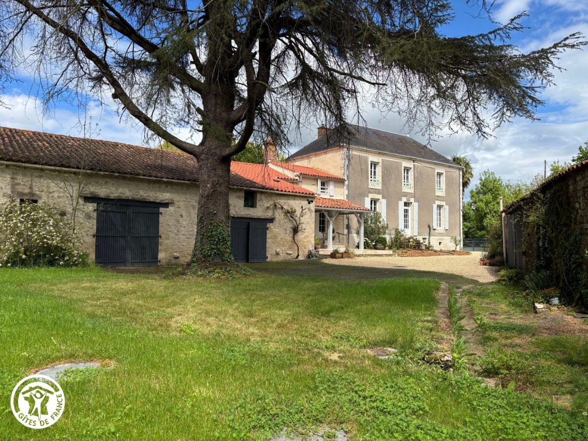 Gîte agréé Gîtes de France en Vendée : Façade et jardin_5