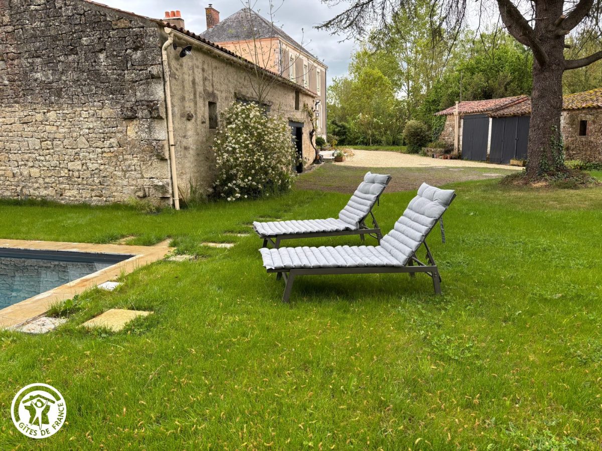 Gîte agréé Gîtes de France en Vendée : Jardin et piscine chauffée_31