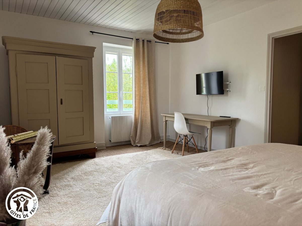 Gîte agréé Gîtes de France en Vendée : Chambre 2 (1 lit 180)_18
