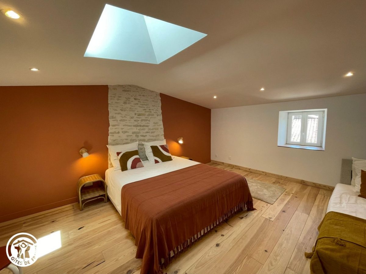Gîte agréé Gîtes de France en Vendée : Chambre 2 (1 lit 160 + 1 fauteuil convertible 90)_4